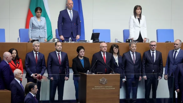 Unter dem Druck von Straßenprotesten ist die Regierung von Bulgariens Ministerpräsident Rossen Scheljaskow zurückgetreten. - © Valentina Petrova/AP/dpa