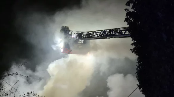 In dem brennenden Haus sind illegale Feuerwerkskörper gelagert. - © Sascha Thelen/dpa