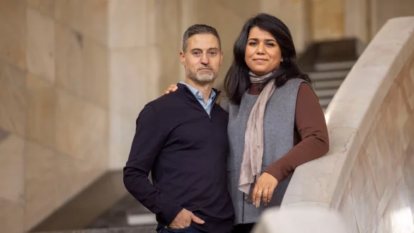 Saba-Nur Cheema und Meron Mendel sind ein außergewöhnliches Ehepaar: Sie, eine Politologin und Expertin für Antisemitismus und Islamfeindlichkeit, ist Muslimin mit pakistanischen Wurzeln. Er, Professor und Direktor der Bildungsstätte Anne Frank in Frankfurt am Main, ist ein in Tel Aviv geborener Jude. - © Helmut Fricke/dpa