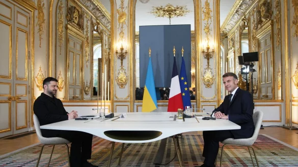 Macron und Selenskyj haben mit Verbündeten über die Gespräche für ein Ende des Krieges in der Ukraine beraten. - © Christophe Ena/Pool AP/AP/dpa