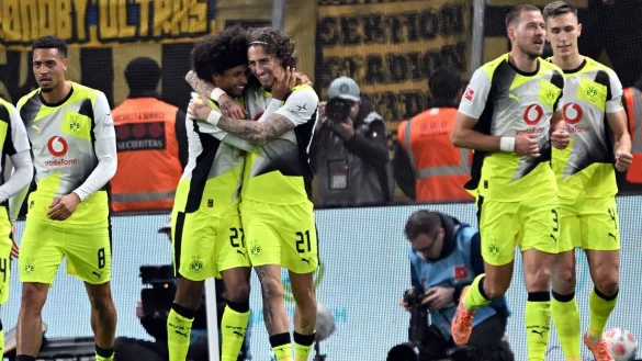 Der BVB jubelt im ersten der beiden wichtigen Duelle mit Leverkusen. - © Federico Gambarini/dpa