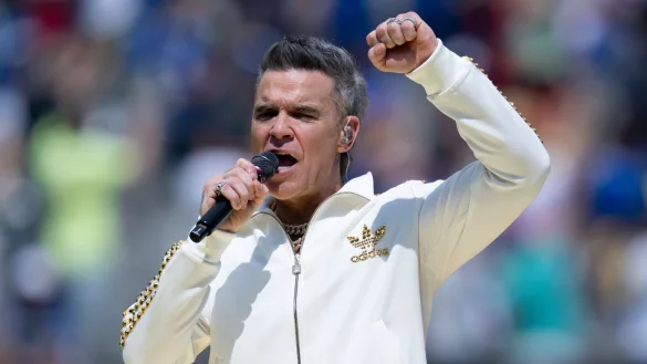 Sein einziges Deutschlandkonzert führt Robbie Williams 2026 nach Düsseldorf. (Archivbild) - © Sven Hoppe/dpa