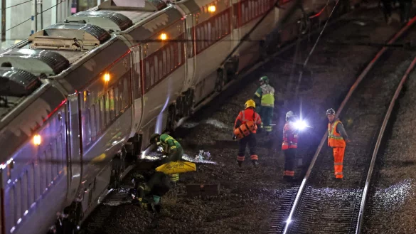 Mehrere Menschen sind bei einem Angriff in einem Zug in England verletzt worden. - &copy; Chris Radburn/PA Wire/dpa