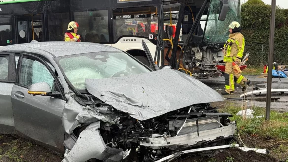 Der Bus und das Auto wurden bei dem Zusammenprall stark besch&auml;digt. - &copy; Guido Bludau/dpa