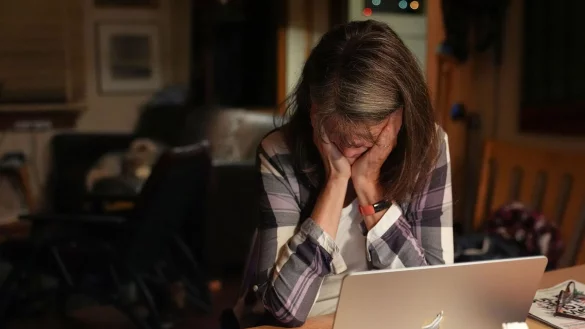 Nobelpreistr&auml;gerin Brunkow wird in den USA mitten in der Nacht von Fotografen zuhause &uuml;berrascht. - &copy; Lindsey Wasson/AP/dpa