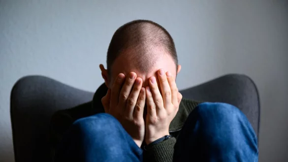 Chronischer Stress erhöht das Risiko für Rückenschmerzen deutlich. (Symbolbild) - © Jonas Walzberg/dpa