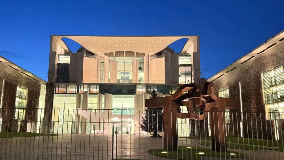 Hinter verschlossenen Türen wird beraten. - © Paul Zinken/dpa