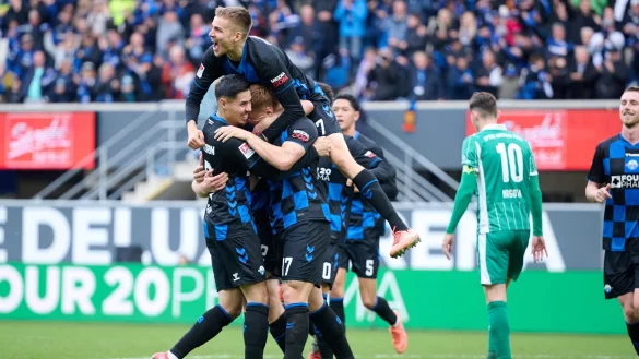 Paderborn jubelt &uuml;ber das Tor zum 1:0. - &copy; Bernd Thissen/dpa