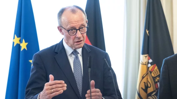 Merz sieht Chancen, aber auch Risiken der KI. - &copy; Marijan Murat/dpa