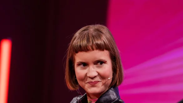 Caroline Wahl ist mit ihren Werken auch in den Bibliotheken in Nordrhein-Westfalen sehr beliebt. (Archivbild) - © Andreas Arnold/dpa