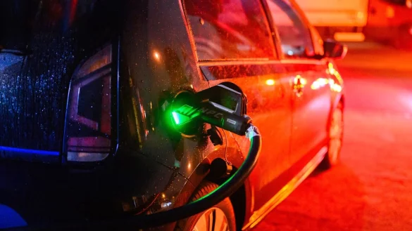 Nach der Streichung der Elektroauto-Kaufpr&auml;mie Ende 2023 brachen die Verkaufszahlen von Elektrofahrzeugen an private Autofahrer ein; diese Phase ist laut HUK Coburg beendet. (Symbolbild) - &copy; Julian Stratenschulte/dpa