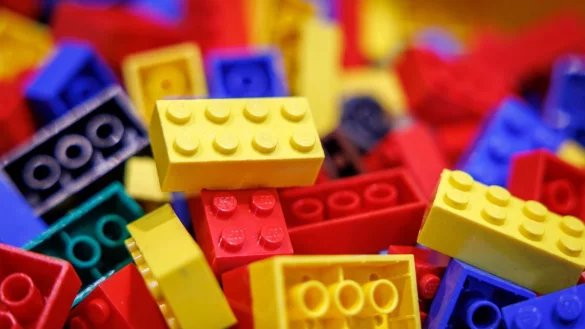 Nicht nur Kinder spielen mit Lego. - &copy; Daniel Karmann/dpa