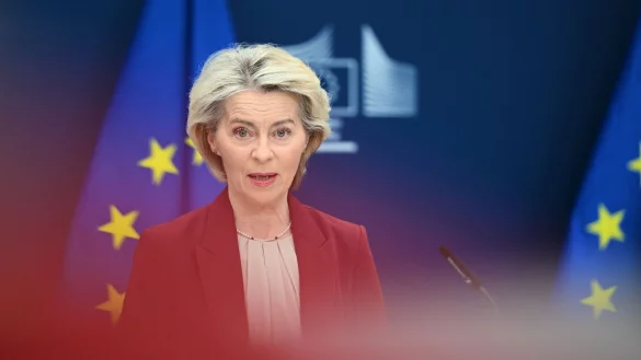 Die EU-Kommission präsentierte ein Konzept, um festgesetztes russisches Vermögen für die Ukraine zu nutzen. - © Harry Nakos/AP/dpa