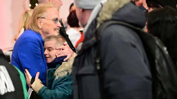 Seit 1995 organisiert der S&auml;nger Frank Zander Weihnachtsessen f&uuml;r Arme und Obdachlose. - &copy; Sebastian Christoph Gollnow/dpa