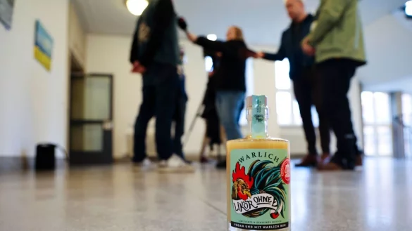 In einer Sonderedition ist der letzte Buchstabe bei &laquo;Lik&ouml;r ohne Ei&raquo; noch durch eine Hahnenfeder verdeckt. Jetzt erlaubt das Urteil wieder den ganzen Schriftzug. - &copy; Frank Molter/dpa