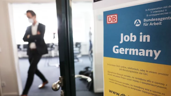 Auch weiter sollen Fl&uuml;chtlinge Beratung bekommen - notfalls soll ein Job vermittelt werden. (Archivbild) - &copy; Oliver Berg/dpa