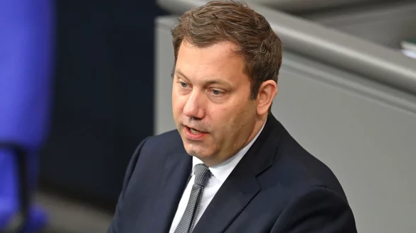 SPD-Chef Lars Klingbeil glaubt an eine zeitnahe Einigung im Streit &uuml;ber einen neuen Wehrdienst. (Archivbild) - &copy; Elisa Schu/dpa