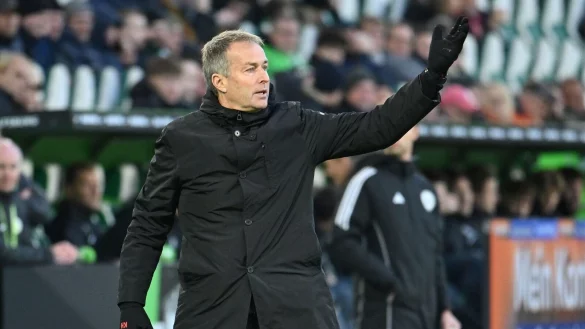 Trainer Kasper Hjulmand und seine Mannschaft reisten mit Versp&auml;tung nach Manchester. - &copy; Swen Pf&ouml;rtner/dpa