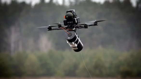 Im Ukraine-Krieg beobachten kleine Drohnen st&auml;ndig das gesamte Gefechtsfeld. (Archivbild) - &copy; Efrem Lukatsky/AP/dpa