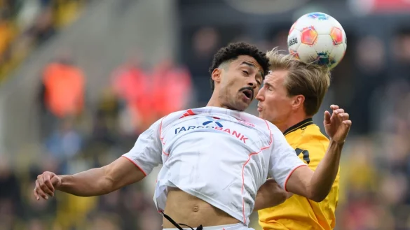 Der Düsseldorfer Emmanuel Iyoha (l.) wurde im Spiel in Dresden rassistisch beleidigt. - © Robert Michael/dpa