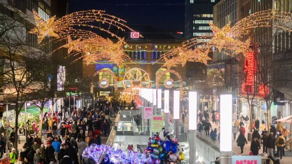 Die weihnachtlich geschmückte Innenstadt von Hannover. Viele Einzelhändler fürchten in diesem Jahr ein schlechtes Weihnachtsgeschäft. (Symbolbild) - © Julian Stratenschulte/dpa