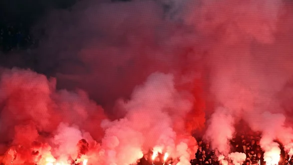 Auch die Ultras von Bayer Leverkusen haben das Rhein-Derby gegen den 1. FC Köln boykottiert. - © Federico Gambarini/dpa