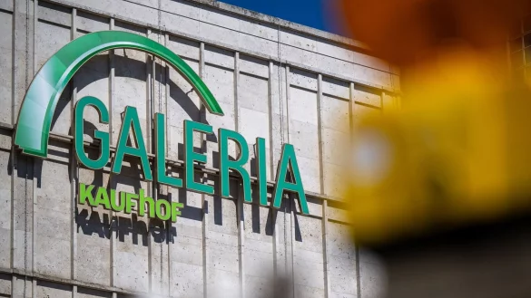 Hinter der Warenhauskette liegen schwierige Jahre. Im Sommer 2024 war das vorerst letzte Insolvenzverfahren aufgehoben worden. - &copy; Monika Skolimowska/dpa