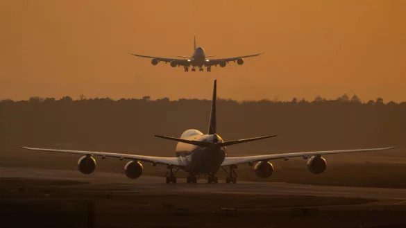Flugreisen sollen ab dem Sommer mit geringeren Steuern belastet werden. - &copy; Boris Roessler/dpa