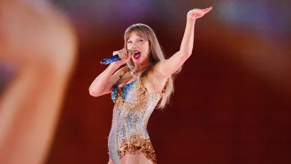 Führt nicht nur das Leben eines Showgirls, sondern auch das einer Chartsstürmerin: Taylor Swift. (Archivbild) - © Darryl Dyck/The Canadian Press via AP/dpa