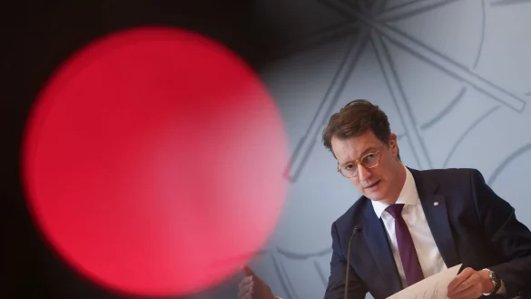 NRW-Ministerpräsident Hendrik Wüst stärkt Kanzler Friedrich Merz den Rücken. - © Oliver Berg/dpa