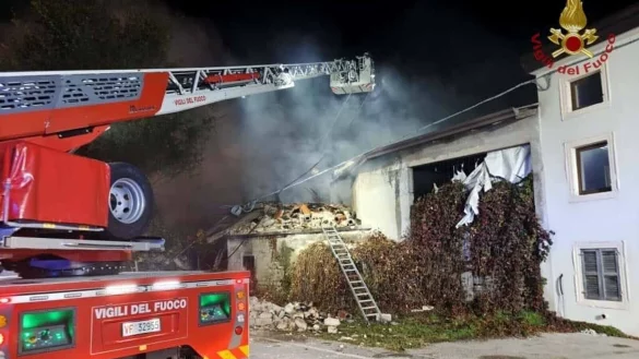 Bei der Explosion wurden drei Polizisten getötet. - © --/Italienische Feuerwehr/dpa