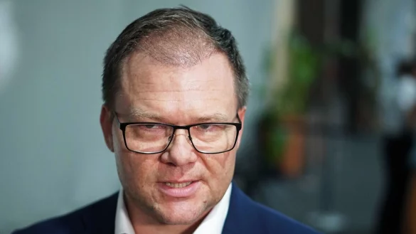 Umweltminister Carsten Schneider hatte mehrfach angekündigt, das Klimaschutzprogramm zum Jahresende präsentieren zu wollen. (Archivbild) - © Larissa Schwedes/dpa