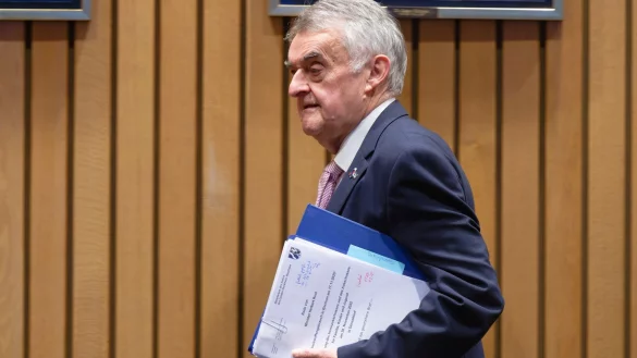 NRW-Innenminister Herbert Reul äußerte sich zum Vorfall in Bochum, bei dem ein Schuss auf eine Zwölfjährige fiel. - © Henning Kaiser/dpa