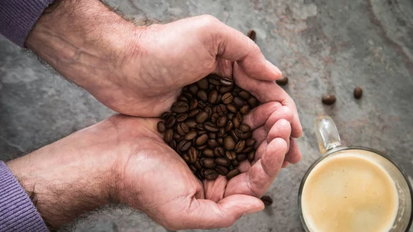 Von rechts nach links: Die «Bohnenübung» ist eine einfache Methode, um Dankbarkeit und Achtsamkeit im Alltag zu fördern, morgens steckt man Bohnen in die rechte Tasche und verschiebt bei positiven Erlebnissen jeweils eine Bohne in die linke Tasche. Geht natürlich nicht nur mit Kaffeebohnen. - © Christin Klose/dpa-tmn
