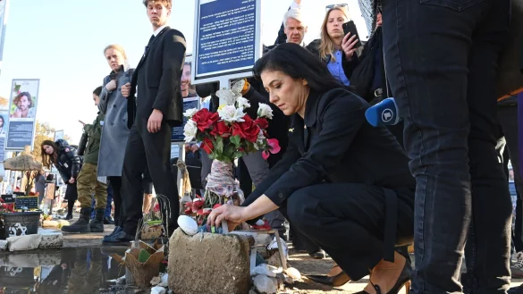 Bewegender Termin zum Abschluss der Reise. - &copy; Elisa Schu/dpa