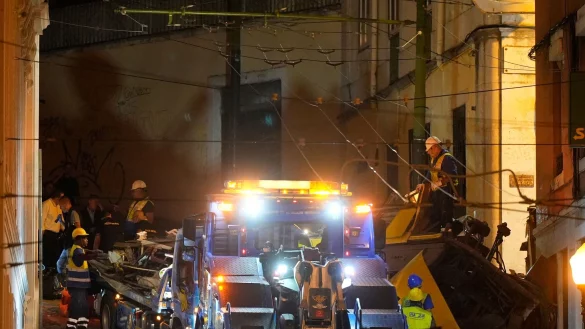 Die historische Standseilbahn «Elevador da Gloria» ist am 3. September in Lissabon bergab entgleist und gegen eine Hauswand gekracht. (Archivbild) - © Ana Brigida/AP/dpa
