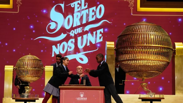 Sch&uuml;lerinnen und Sch&uuml;ler stehen im Mittelpunkt der Zeremonie. Hier bei der Ziehung der Lottozahlen im Madrider Teatro Real. - &copy; Manu Fernandez/AP/dpa