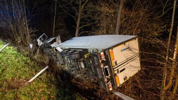 Wegen eines Verkehrsunfalls ist die A2 zwischen Porta Westfalica und dem Kreuz Bad Oeynhausen in Richtung Dortmund gesperrt. - © Feuerwehr Porta Westfalica/dpa
