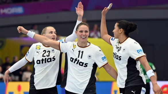 Xenia Smits (m) gehört zu den Führungsspielerinnen im DHB-Team. - © Federico Gambarini/dpa