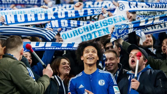 Zehn Jahre her: Leroy San&eacute; l&auml;sst sich nach einem Schalker Heimsieg von den Fans feiern. - &copy; picture alliance / dpa