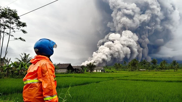 Die Asches&auml;ule ist weithin zu sehen. - &copy; Dwi Sasongko/XinHua/dpa