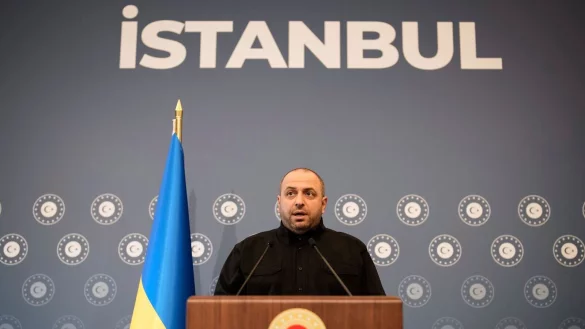 Ex-Verteidigungsminister Rustem Umjerow ist einer der Hauptunterh&auml;ndler von Kiew und wurde jetzt als Zeuge in einem Schmiergeldskandal vernommen. (Archivbild) - &copy; Emrah Gurel/AP/dpa