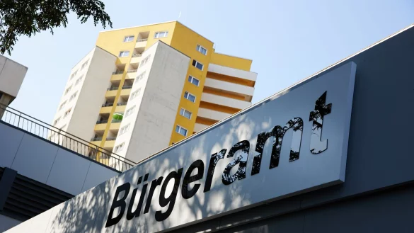 Die Gebühr für die Ausstellung eines Personalausweises soll für Menschen über 24 Jahre von 37 auf 46 Euro steigen. - © Jörg Carstensen/dpa