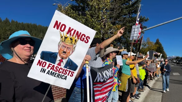 Kritiker werfen US-Präsident Donald Trump vor, zu viel Macht an sich zu reißen. - © Barbara Munker/dpa