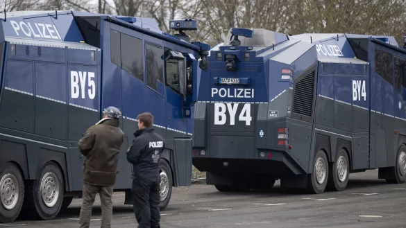 Polizisten aus mehreren Bundesländern sind im Einsatz. Wasserwerfer, Hubschrauber und Drohnen stehen bereit. - © Boris Roessler/dpa