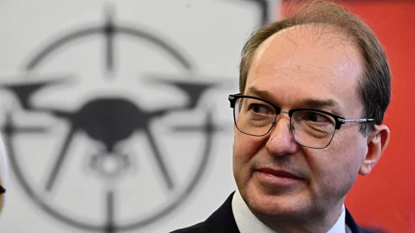 Bundesinnenminister Alexander Dobrindt (CSU) dankt der Bundespolizei, die beim Aufbau des neuen Drohnenabwehrzentrums eine wichtige Rolle spielt. - &copy; Tobias Schwarz/AFP Pool/dpa