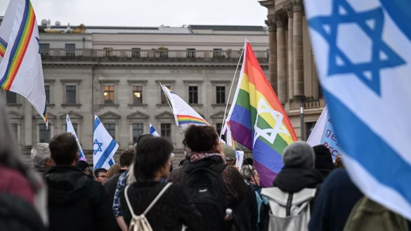 Menschen versammeln sich auf dem Bebelplatz zu einer Mahnwache zum 7. Oktober 2023. - &copy; Britta Pedersen/dpa