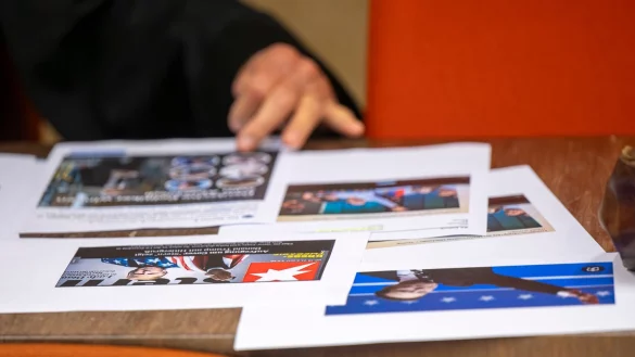 Bystrons Verteidiger versuchte in dessen Abwesenheit, die Vorwürfe vor Gericht mit Hilfe anderer Abbildungen zu relativieren. - © Peter Kneffel/dpa