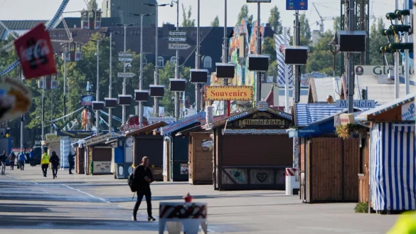 Am Mittwoch blieb die Wiesn lange leer. - &copy; Matthias Schrader/AP/dpa