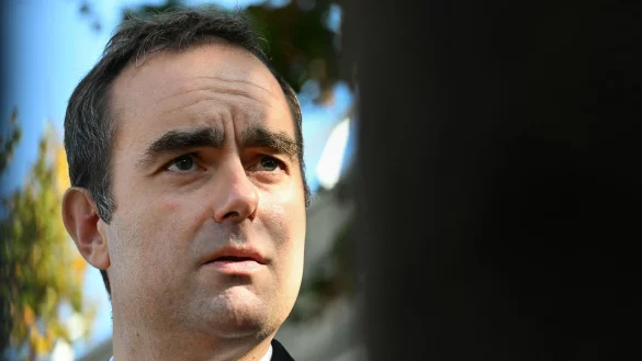 Lecornu will die politische Krise überwinden und am Montag einen Haushalt einbringen. - © Martin Lelievre/Pool AFP/AP/dpa